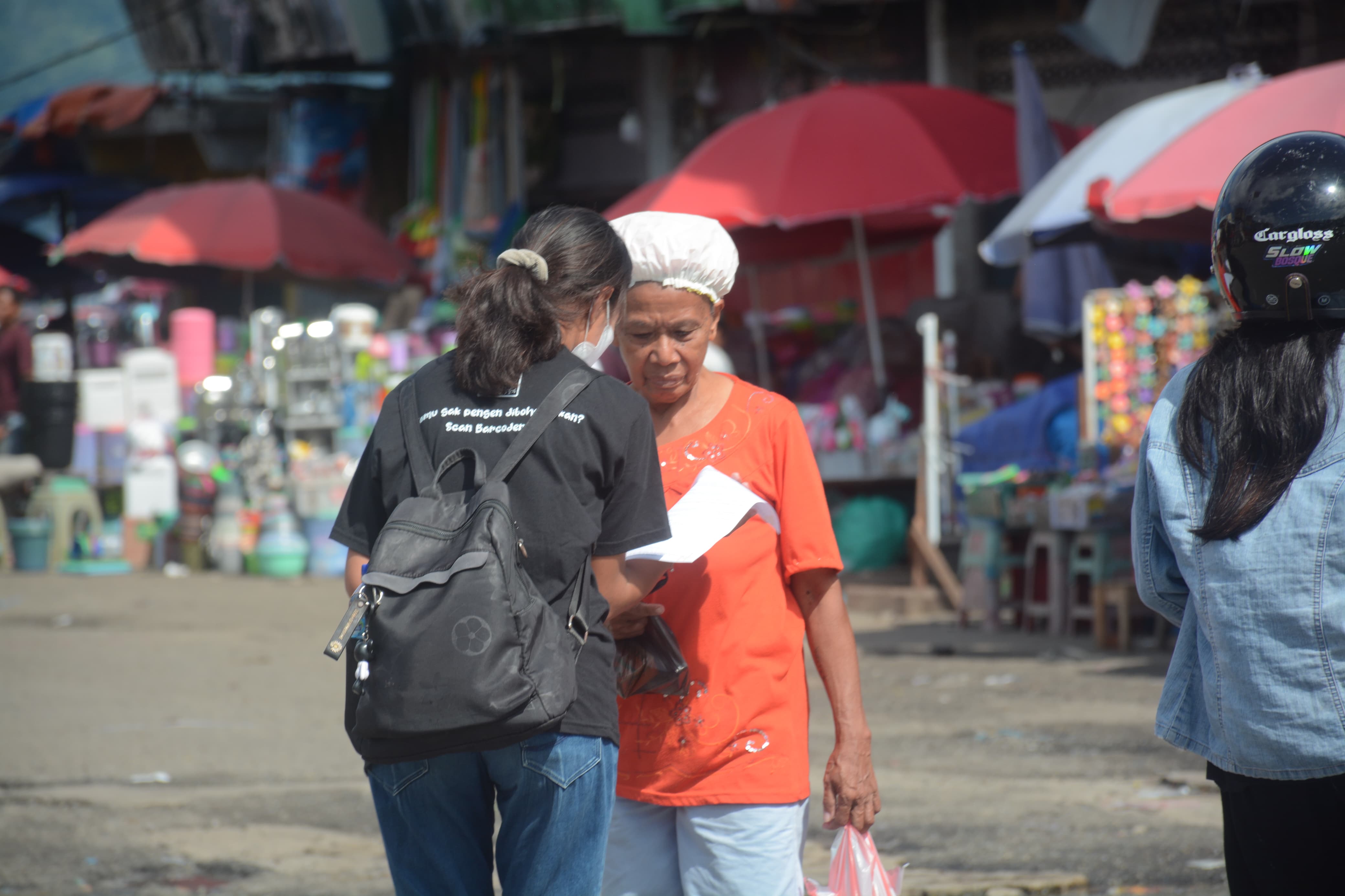 MAFINDO Maluku Gelar Kampanye “Maluku Lawan Hoaks” di Pasar dan Terminal Mardika Ambon