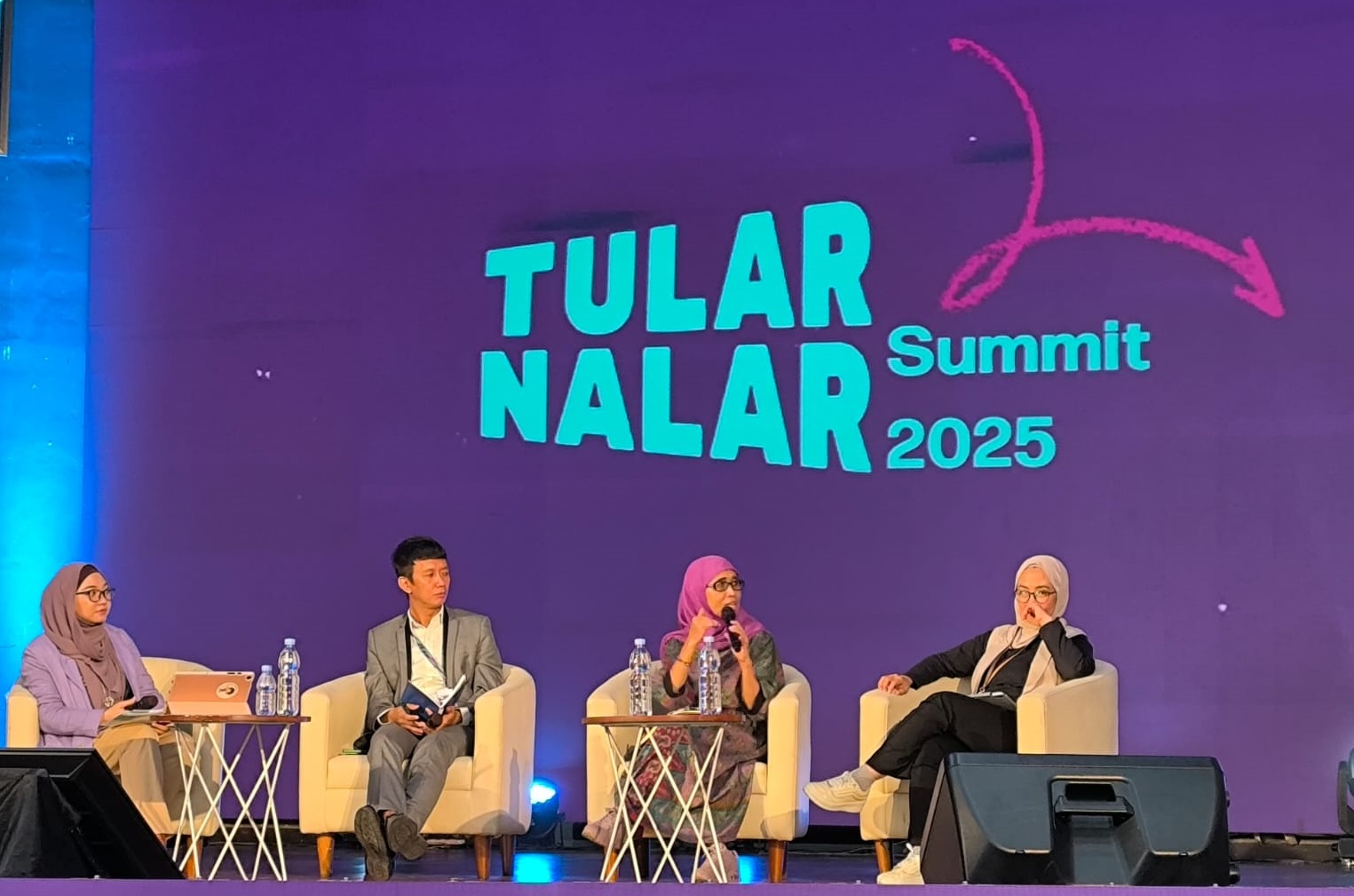 Dari Data ke Perasaan, Dari Realita ke Soft-fakes